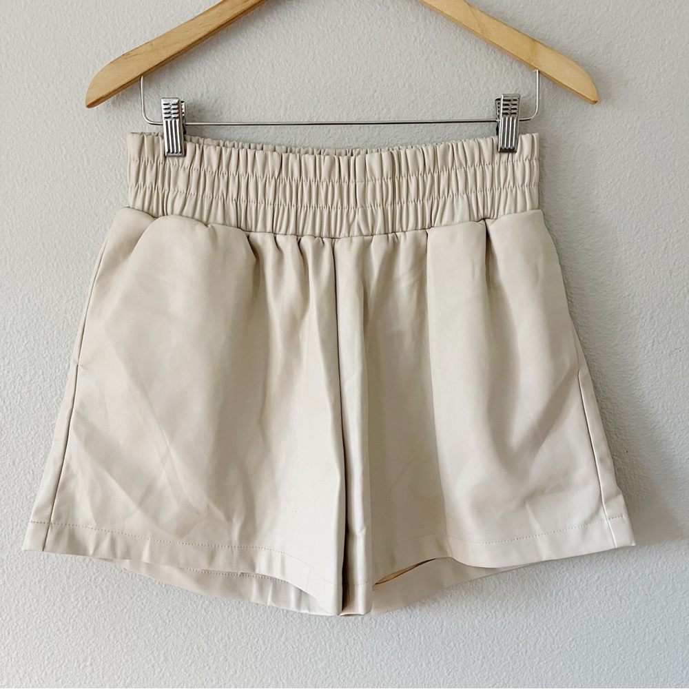 Aaron & Amber Faux Leather Cream Shorts Size L
